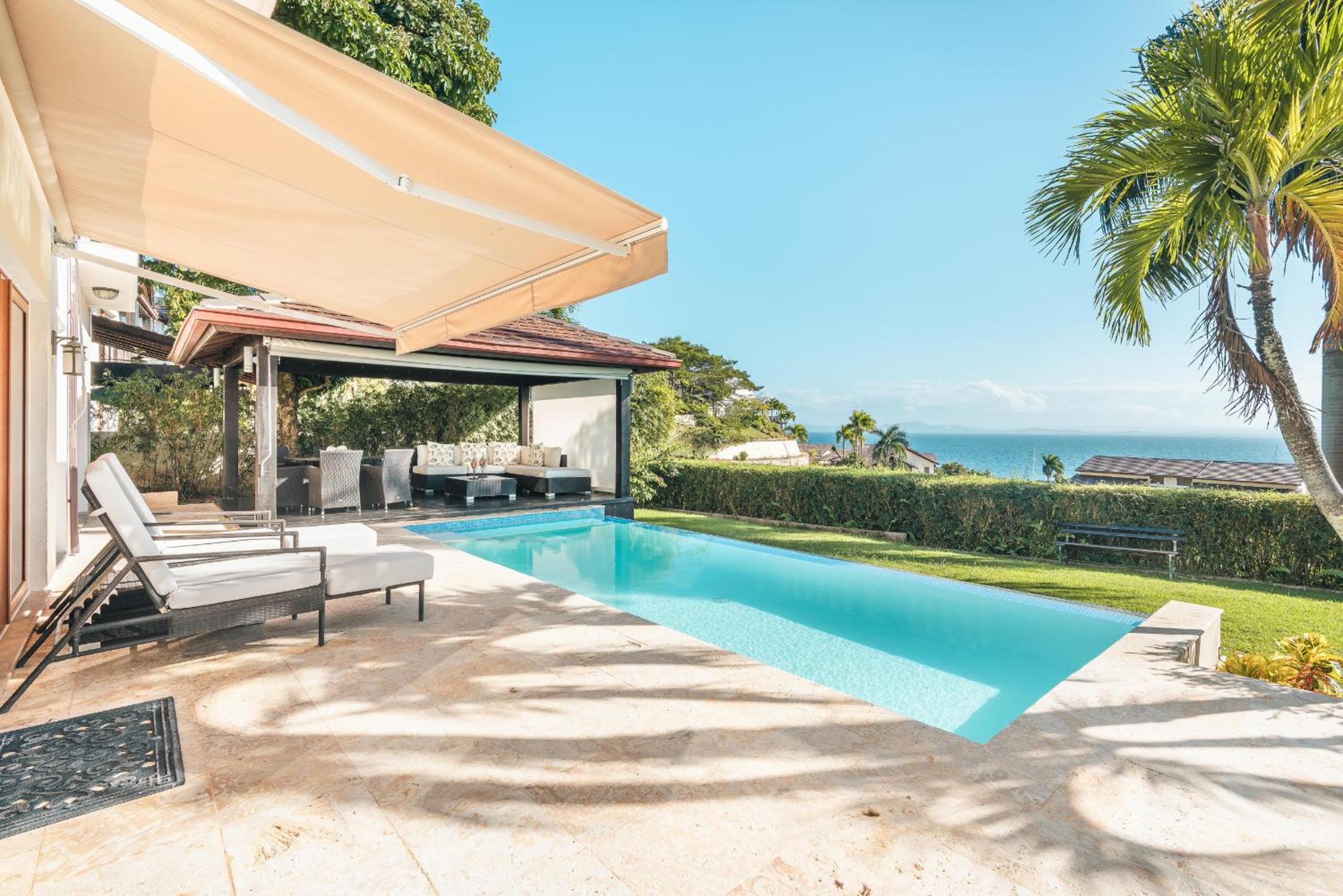 Charming villa with ocean view in Puerto Bahia