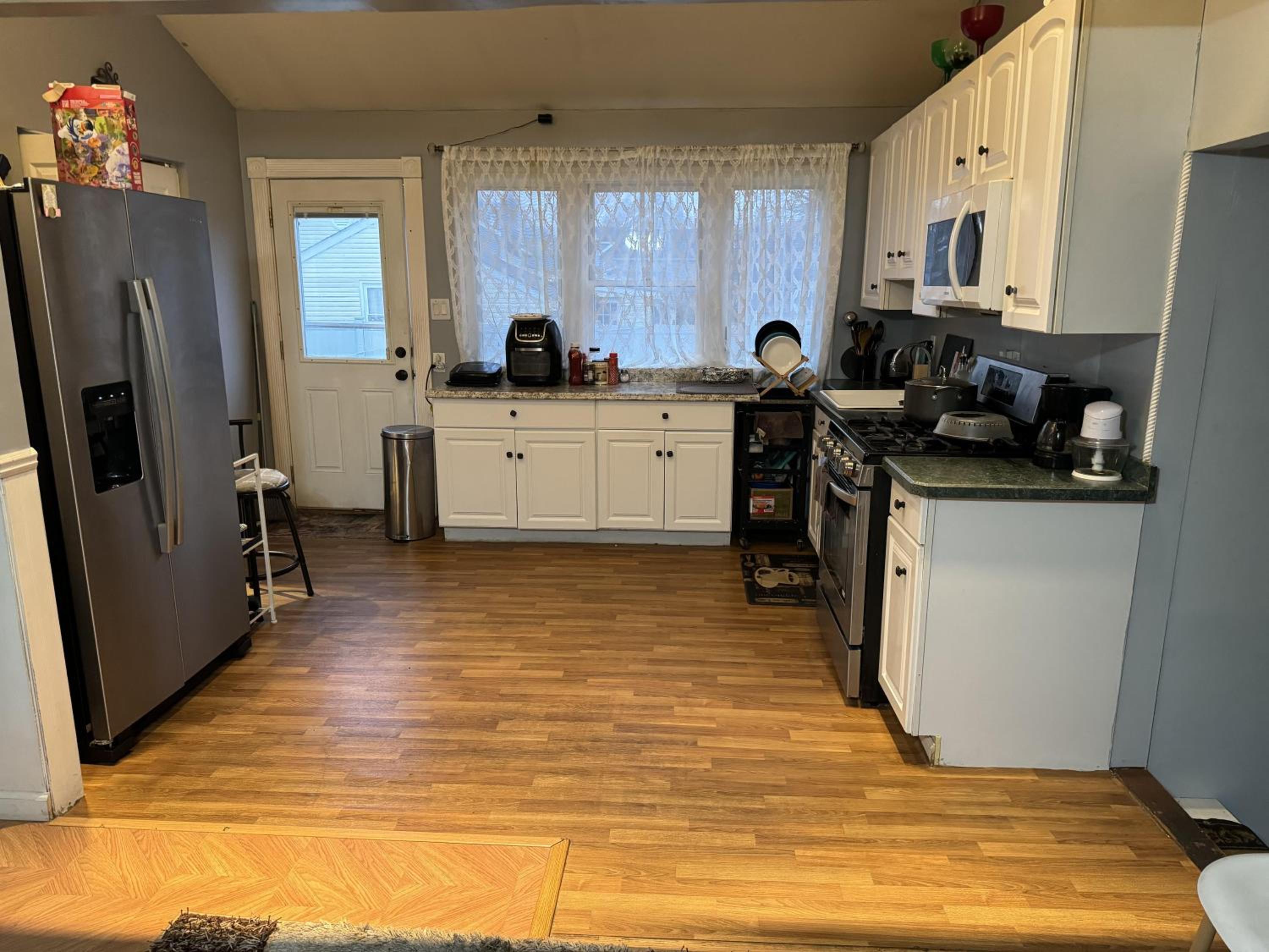 5 Bed House Sleeps 10 - Pool Garden Free Parking view 2