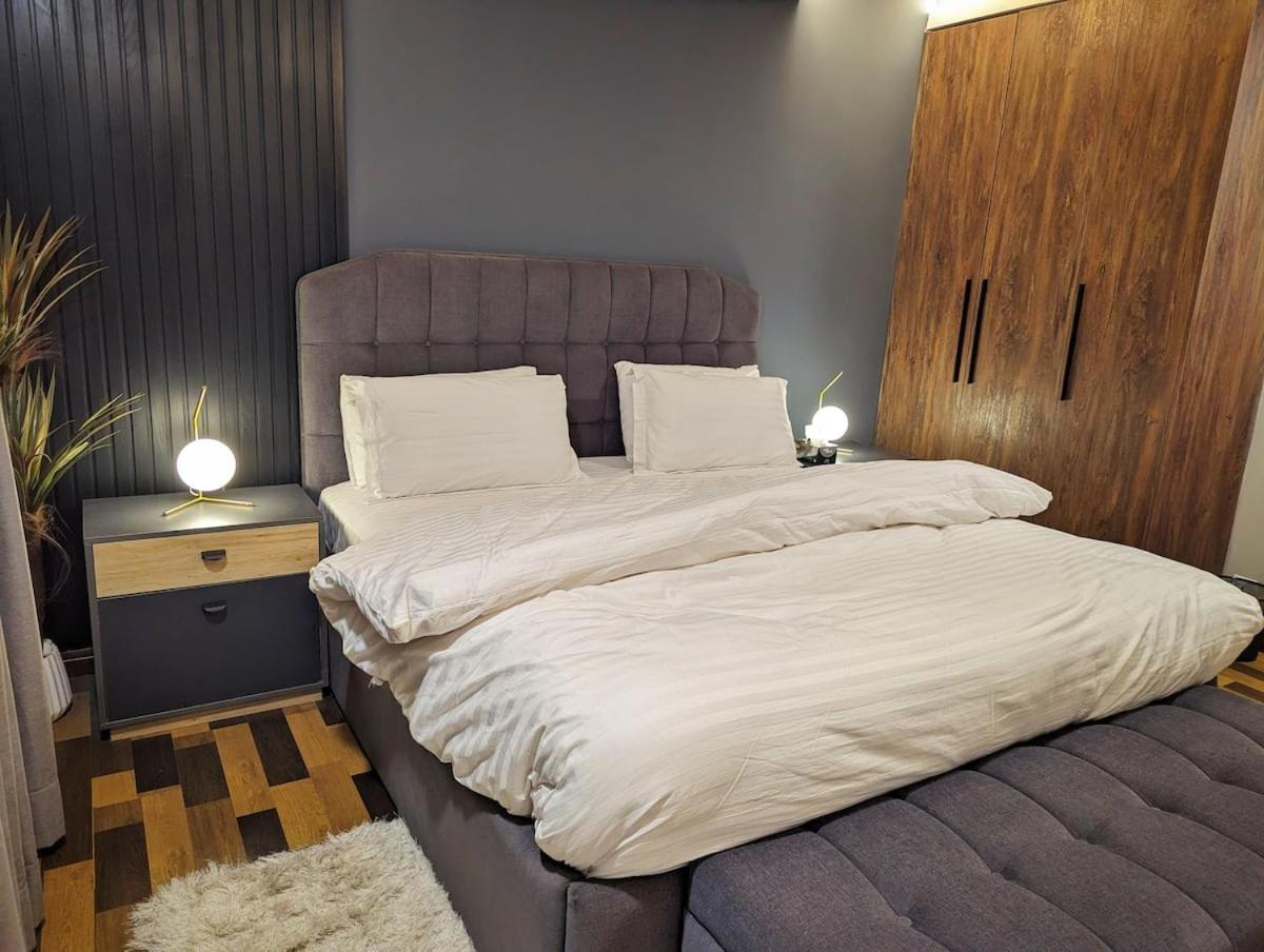 GoldCrest Mall - Executive One-Bed Penthouse view 3
