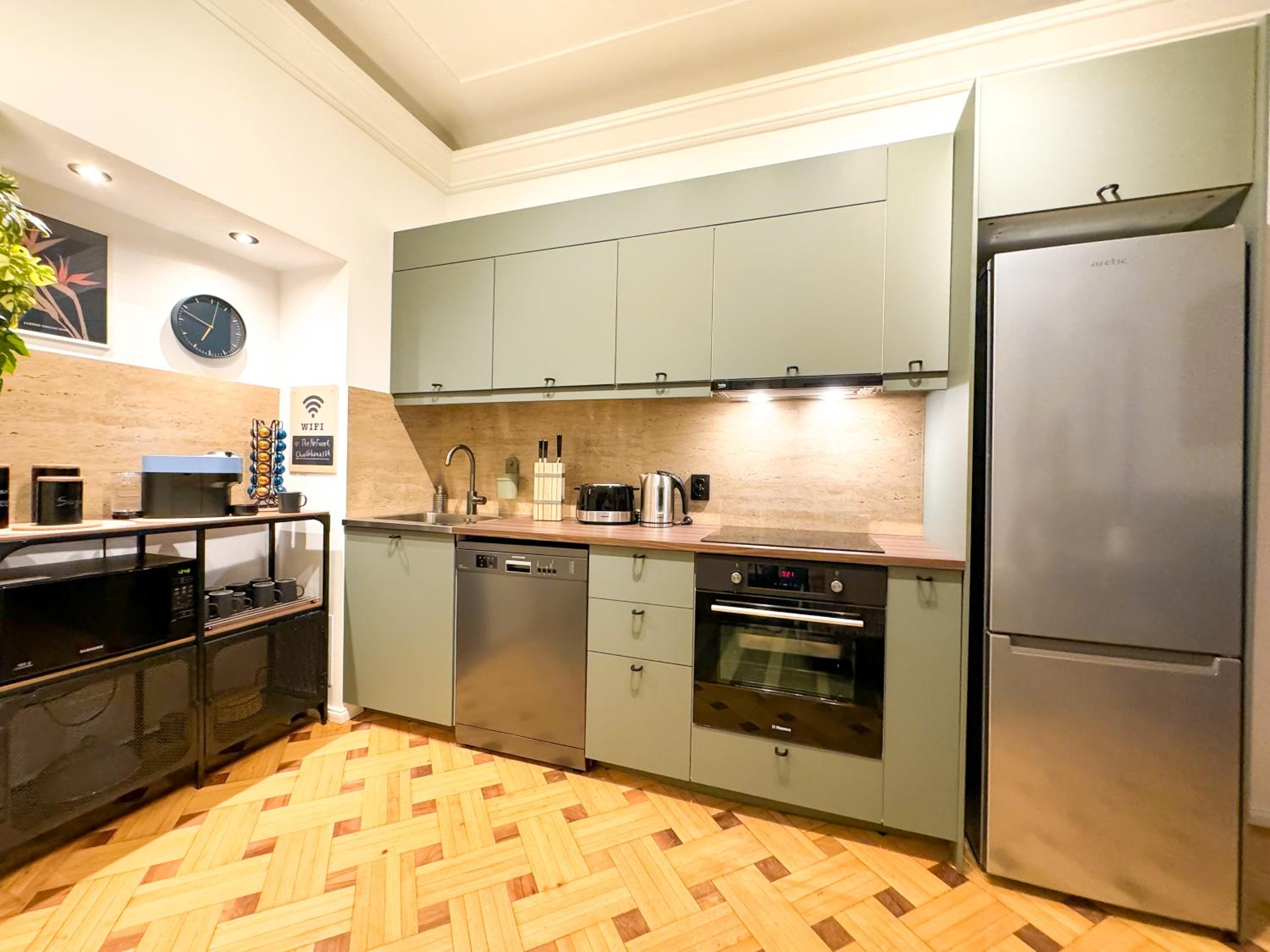 Chic Urbana: 140sqm 5-Bedroom Downtown Gem