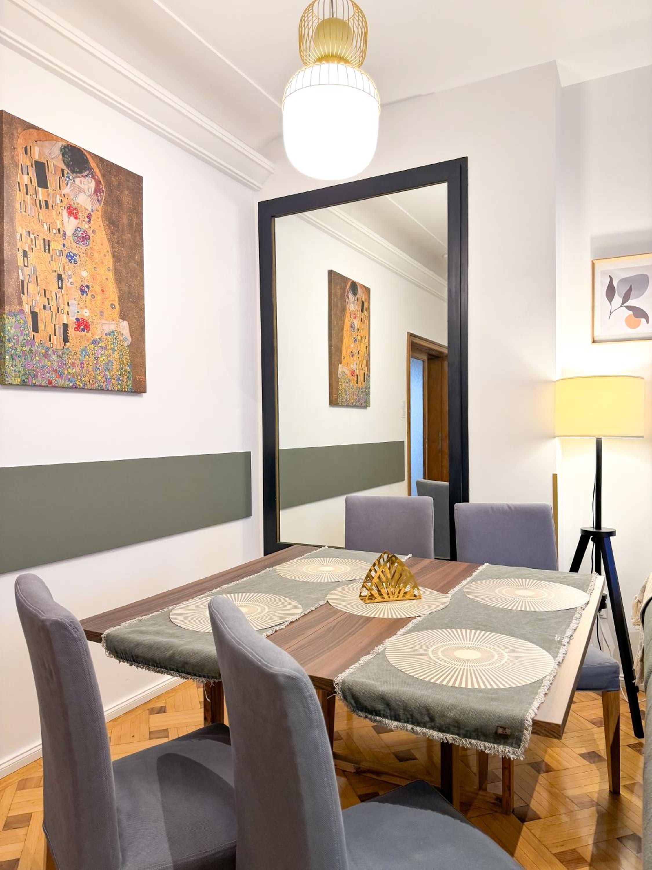 Chic Urbana: 140sqm 5-Bedroom Downtown Gem