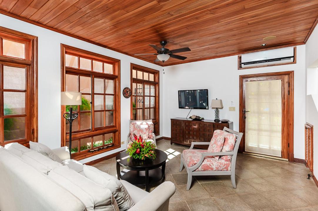 Relaxing Tropical Villa Near the Beach
