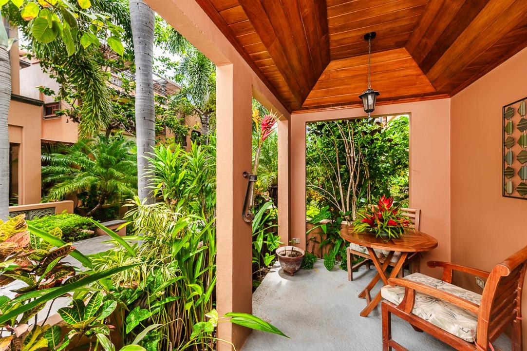 Relaxing Tropical Villa Near the Beach
