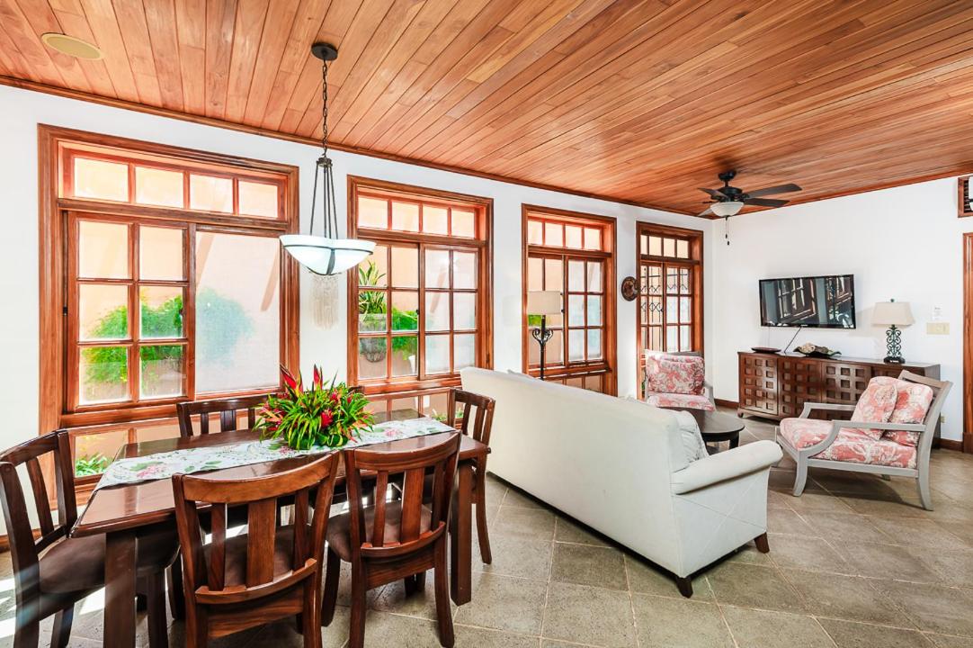 Relaxing Tropical Villa Near the Beach