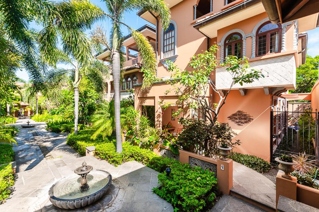 Relaxing Tropical Villa Near the Beach