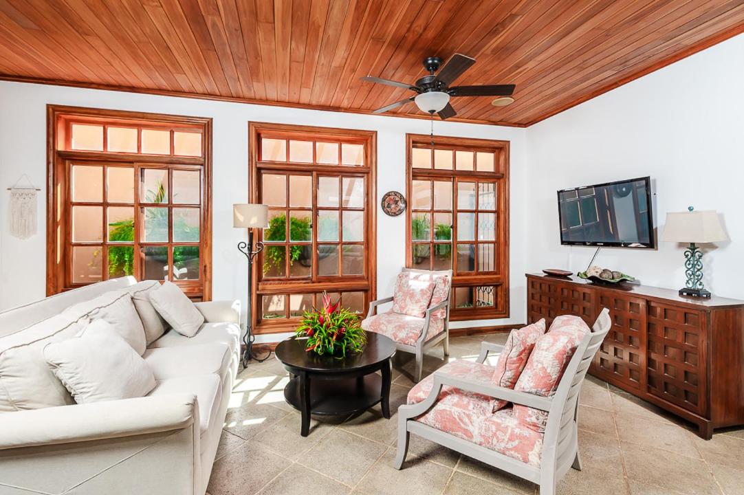 Relaxing Tropical Villa Near the Beach