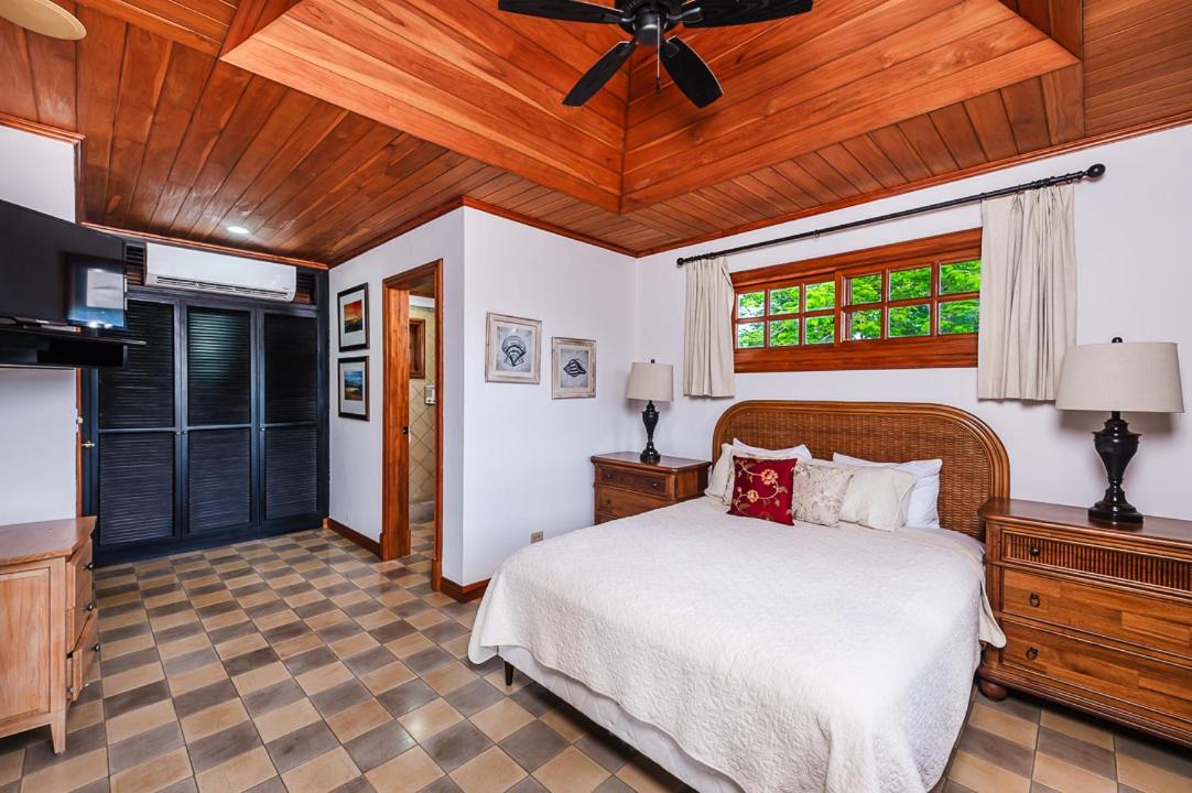 Relaxing Tropical Villa Near the Beach