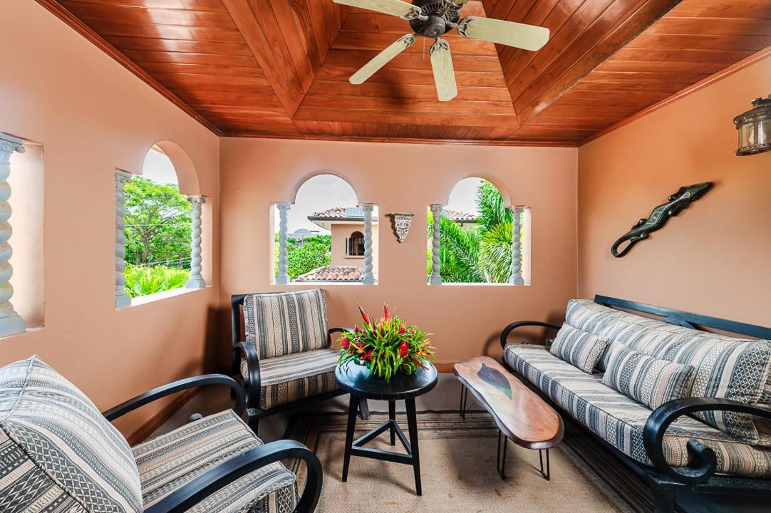 Relaxing Tropical Villa Near the Beach