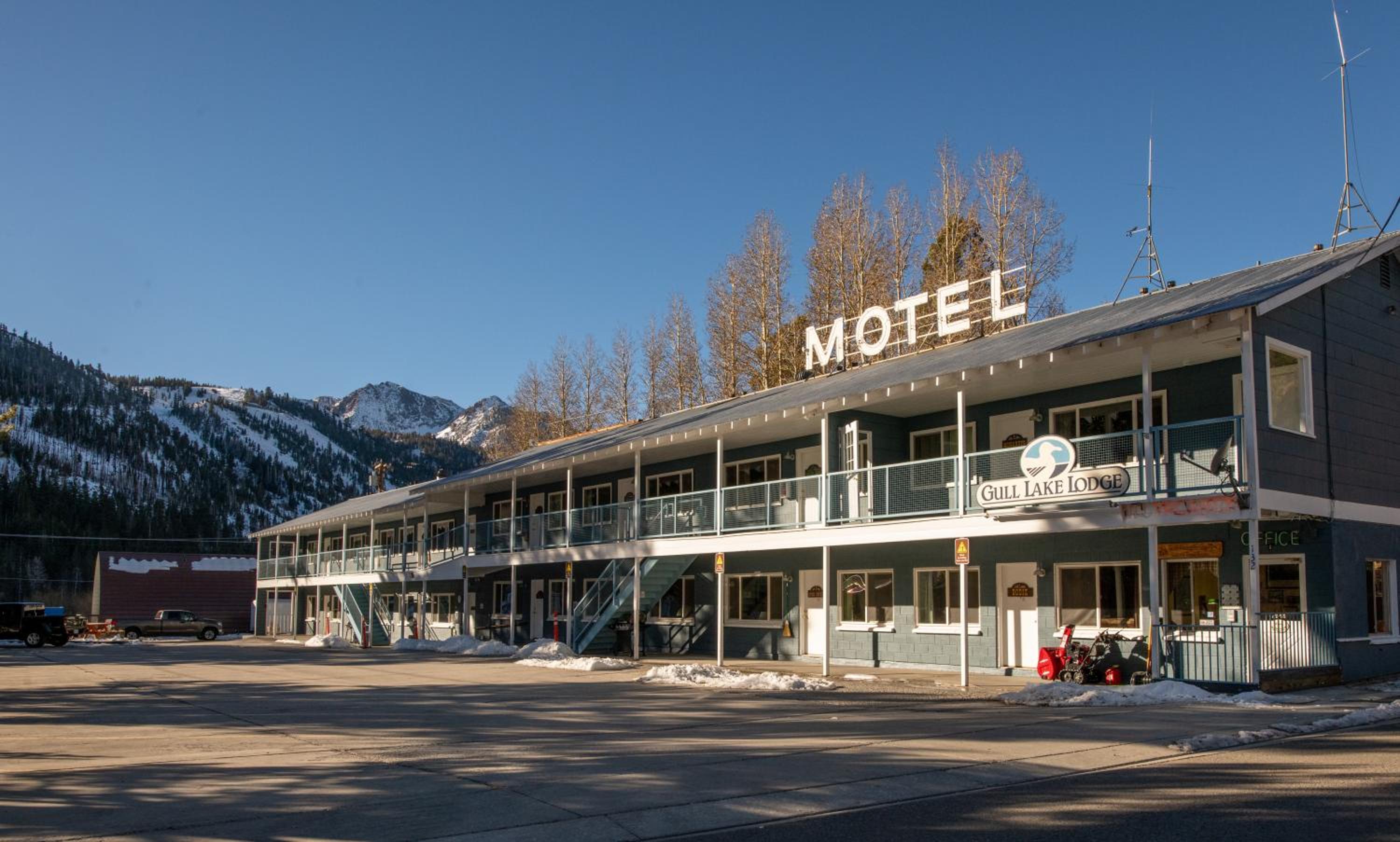 Hotel Gull Lake Lodge - Image 1