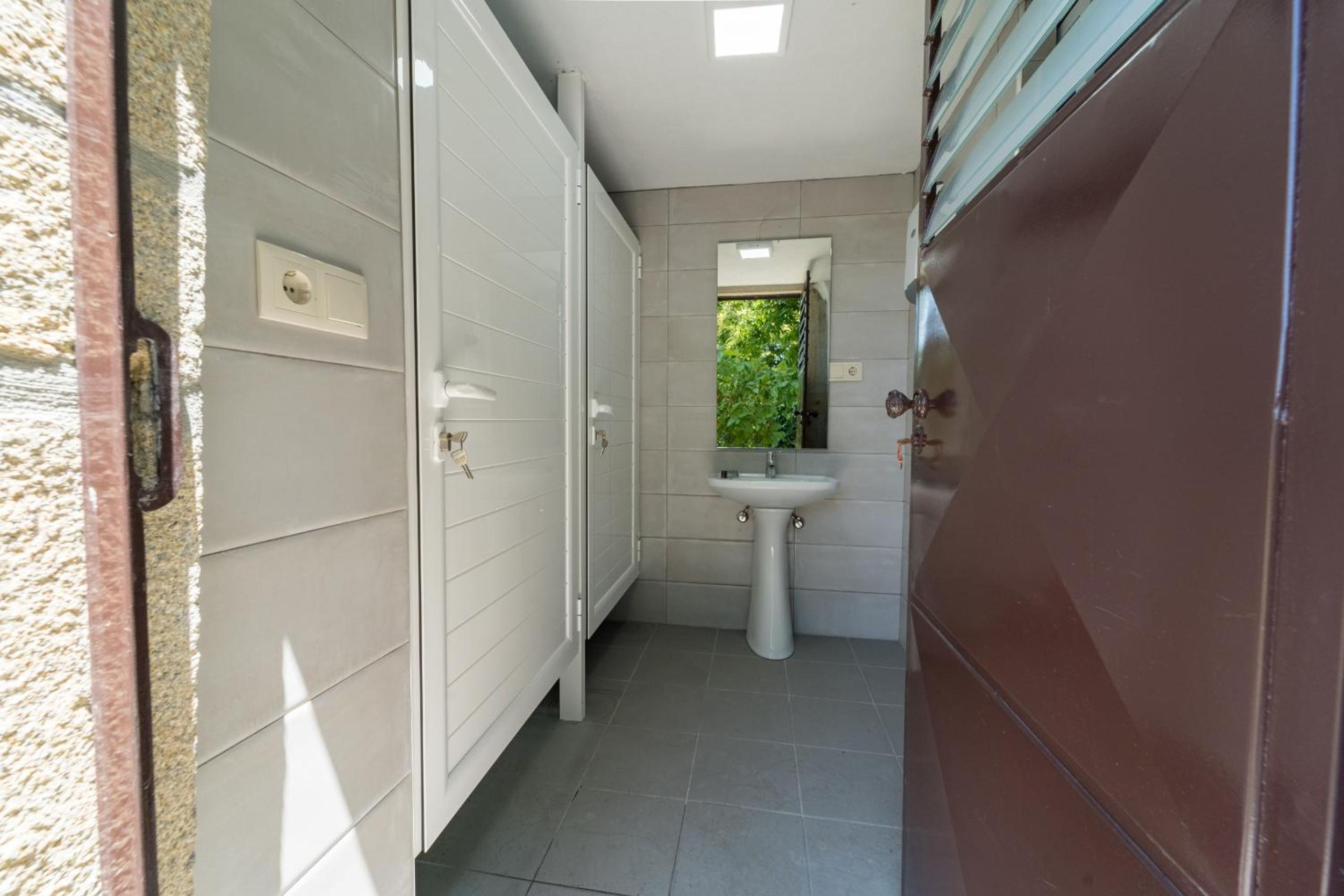 Casa de Eiró by House and People view 3