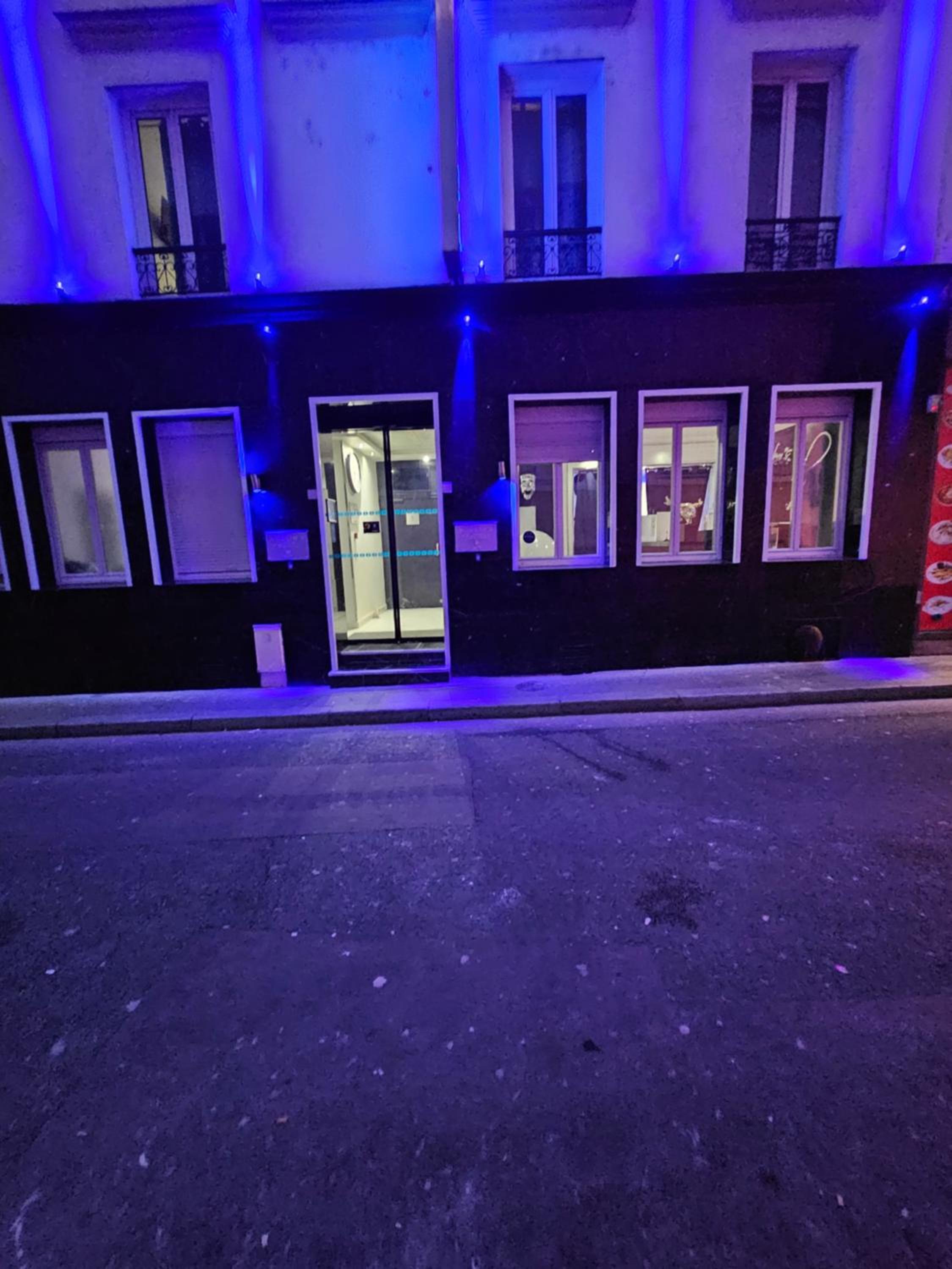 Modern's Hotel