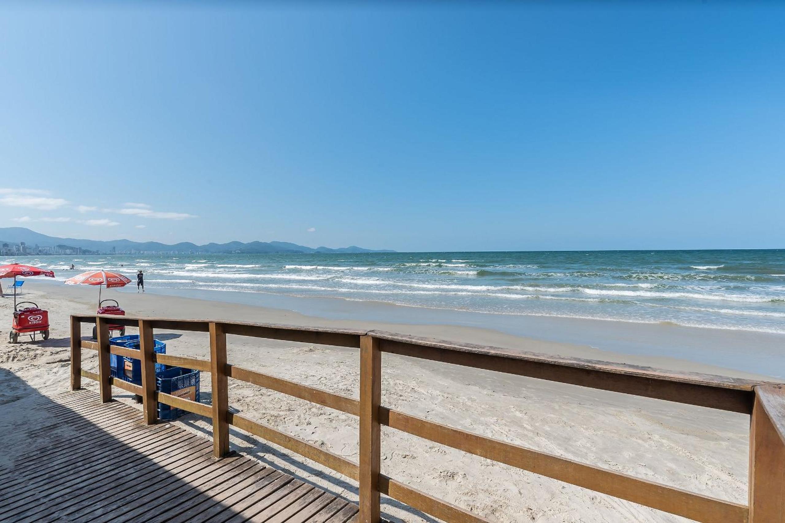 Lindo sobrado c/piscina pé na areia RAT002