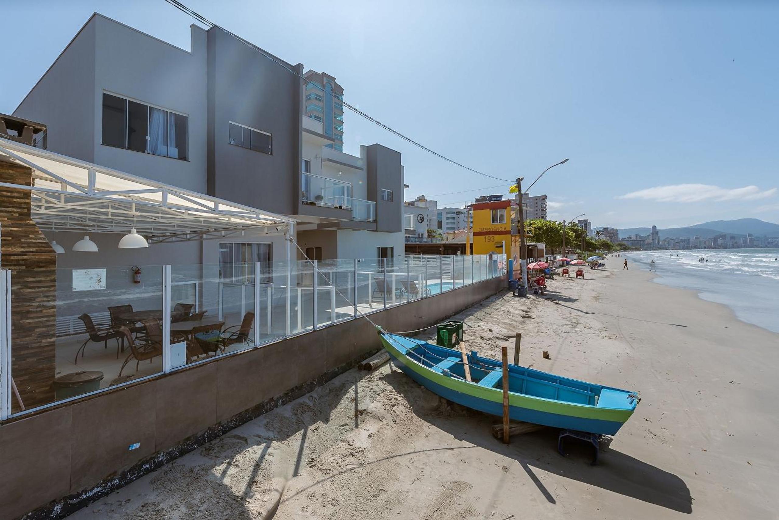 Lindo sobrado c/piscina pé na areia RAT002