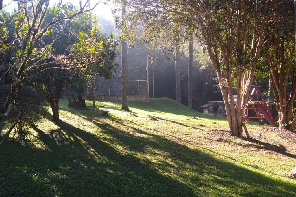 Casa de campo agradável com piscina, parquinho, lago, riacho, quadra, sinuca e mais!