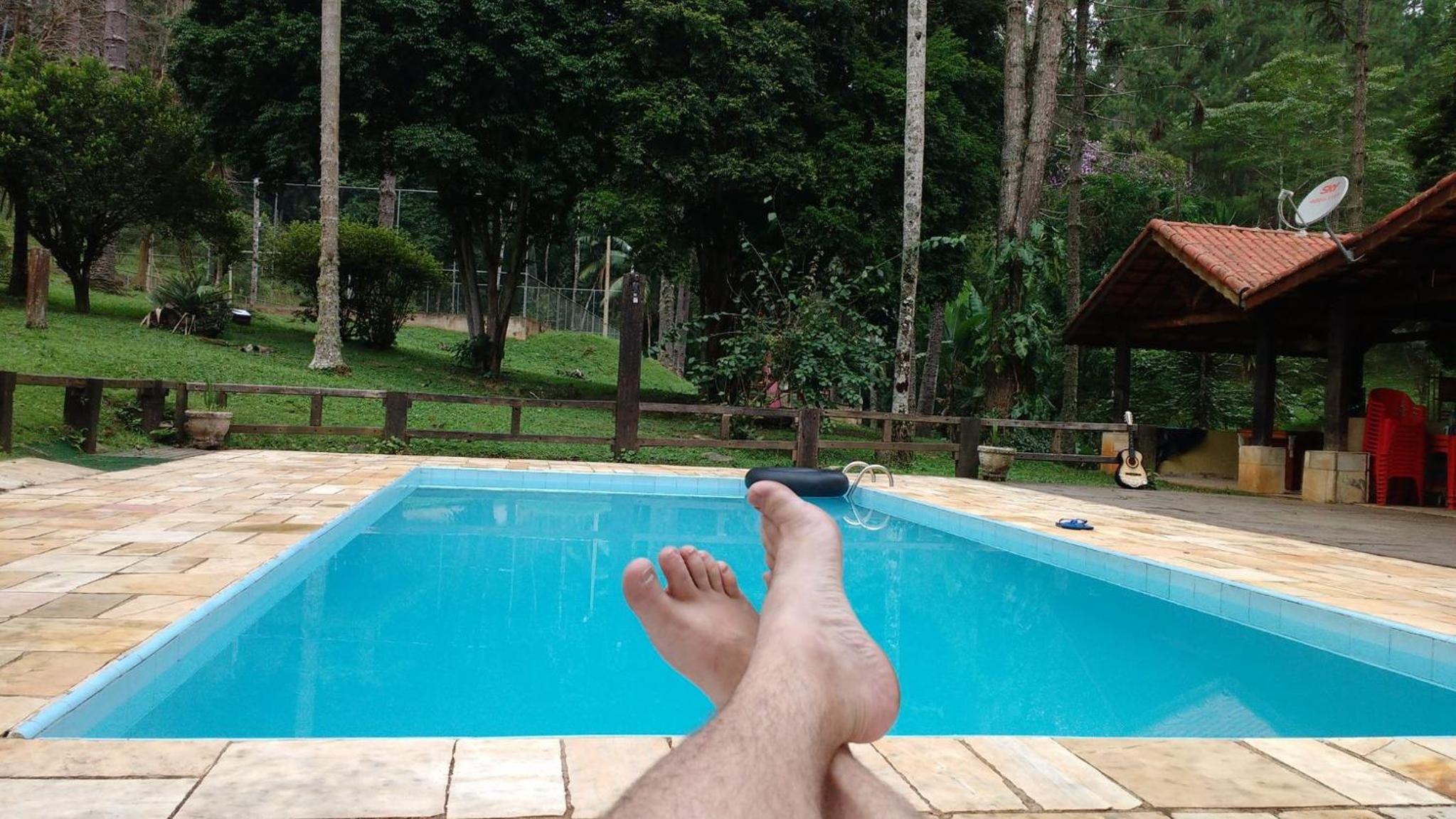 Casa de campo agradável com piscina, parquinho, lago, riacho, quadra, sinuca e mais!