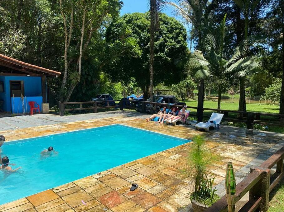 Casa de campo agradável com piscina, parquinho, lago, riacho, quadra, sinuca e mais!