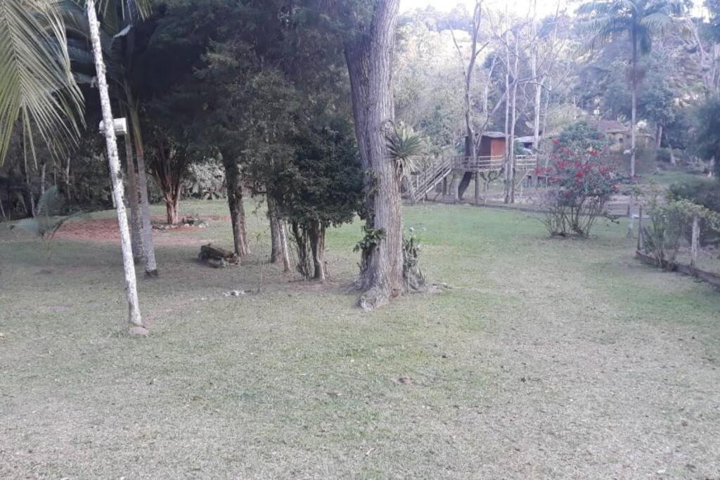 Casa de campo agradável com piscina, parquinho, lago, riacho, quadra, sinuca e mais!