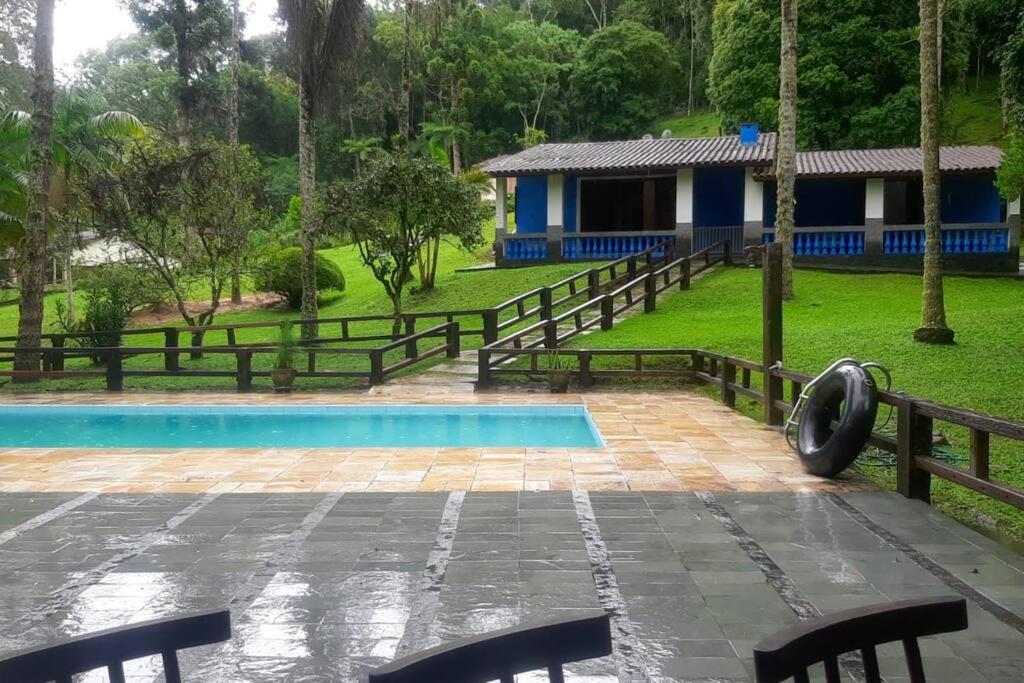 Casa de campo agradável com piscina, parquinho, lago, riacho, quadra, sinuca e mais!