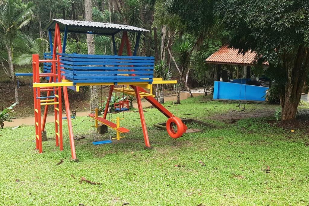 Casa de campo agradável com piscina, parquinho, lago, riacho, quadra, sinuca e mais!