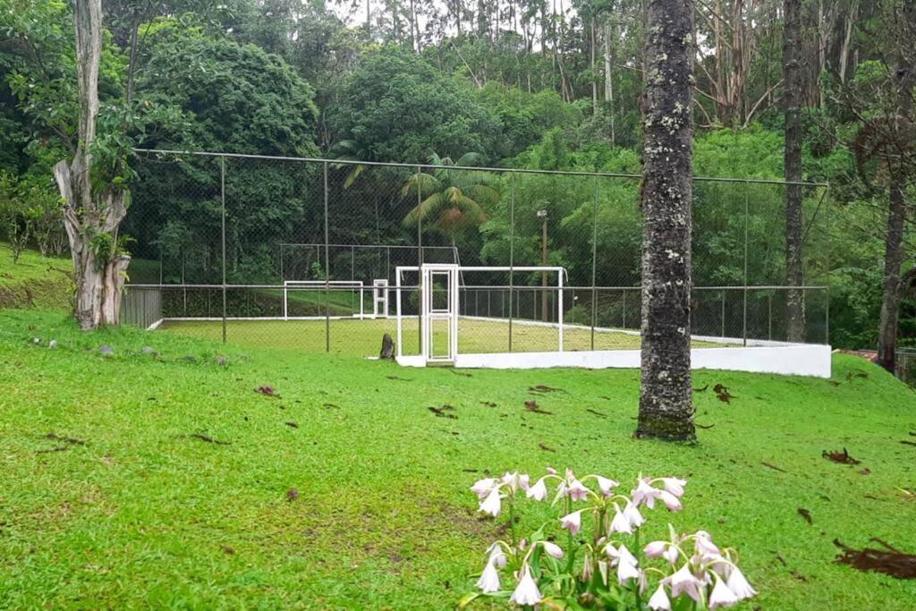 Casa de campo agradável com piscina, parquinho, lago, riacho, quadra, sinuca e mais!