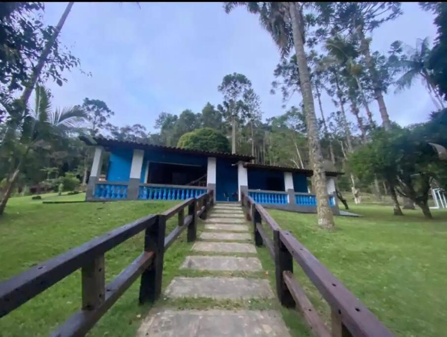 Casa de campo agradável com piscina, parquinho, lago, riacho, quadra, sinuca e mais!