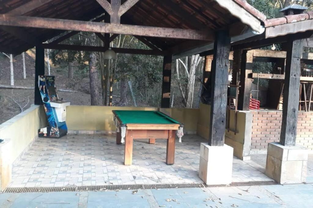 Casa de campo agradável com piscina, parquinho, lago, riacho, quadra, sinuca e mais!