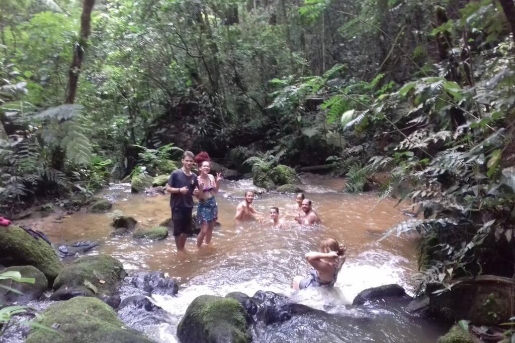 Casa de campo agradável com piscina, parquinho, lago, riacho, quadra, sinuca e mais!
