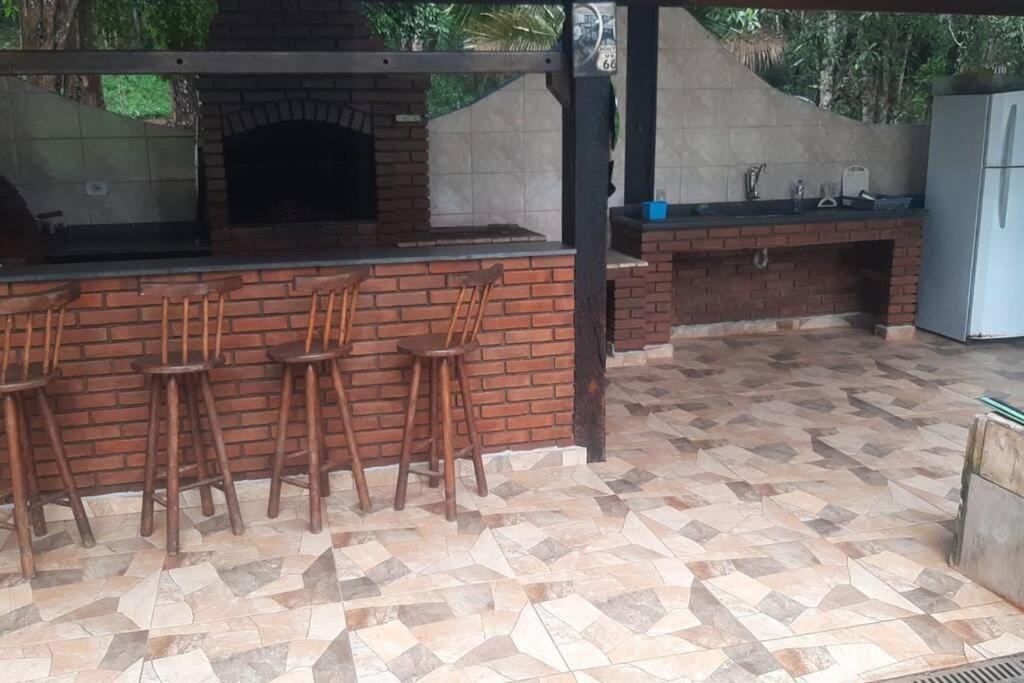 Casa de campo agradável com piscina, parquinho, lago, riacho, quadra, sinuca e mais!
