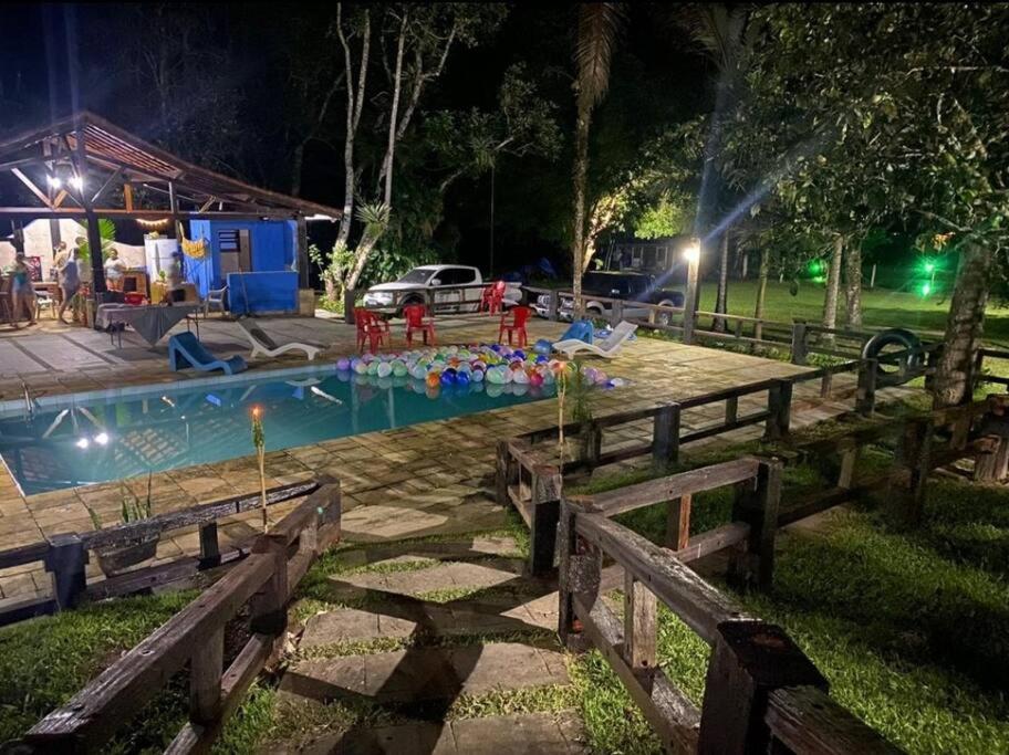 Casa de campo agradável com piscina, parquinho, lago, riacho, quadra, sinuca e mais!