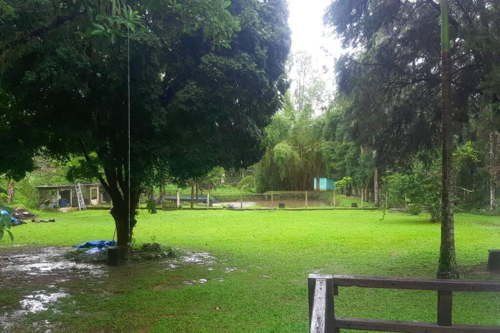 Casa de campo agradável com piscina, parquinho, lago, riacho, quadra, sinuca e mais!