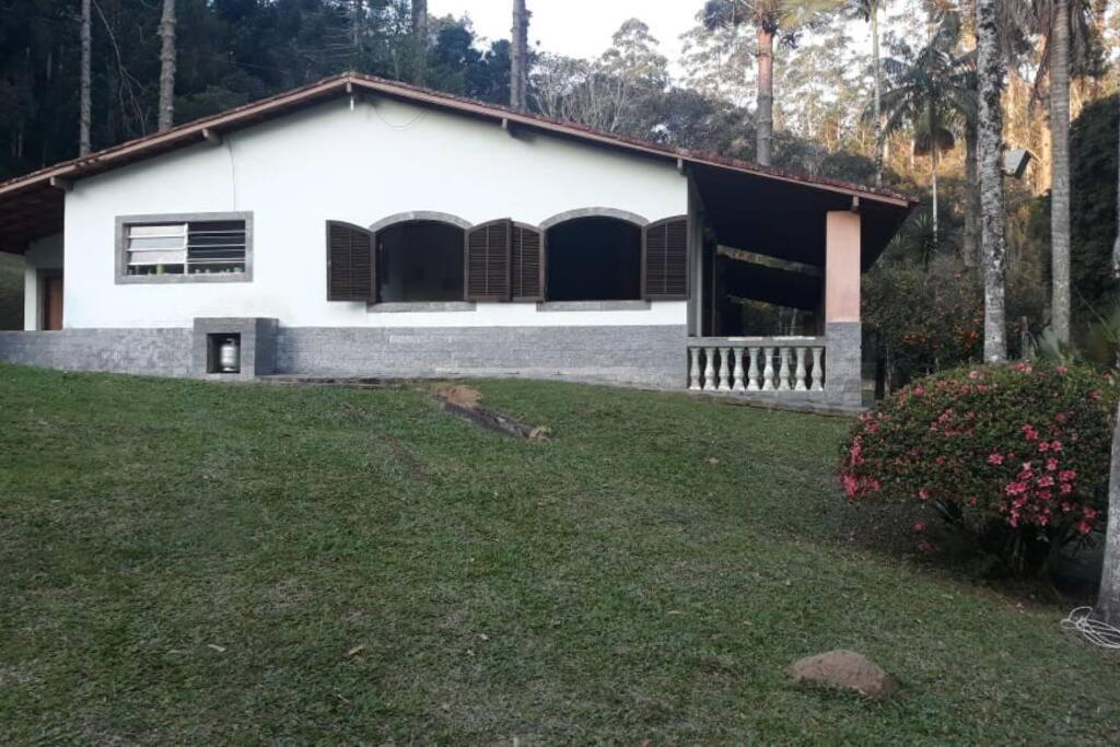 Casa de campo agradável com piscina, parquinho, lago, riacho, quadra, sinuca e mais!
