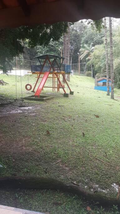 Casa de campo agradável com piscina, parquinho, lago, riacho, quadra, sinuca e mais!