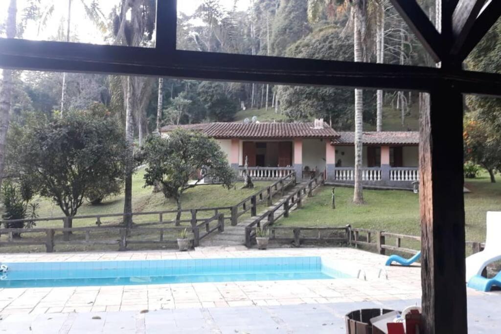 Casa de campo agradável com piscina, parquinho, lago, riacho, quadra, sinuca e mais!