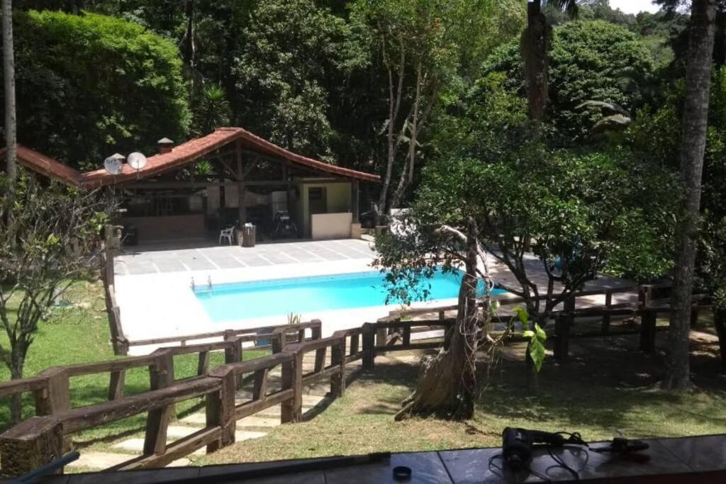 Casa de campo agradável com piscina, parquinho, lago, riacho, quadra, sinuca e mais!