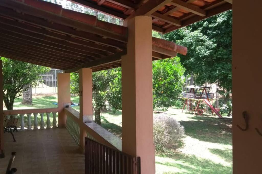Casa de campo agradável com piscina, parquinho, lago, riacho, quadra, sinuca e mais!