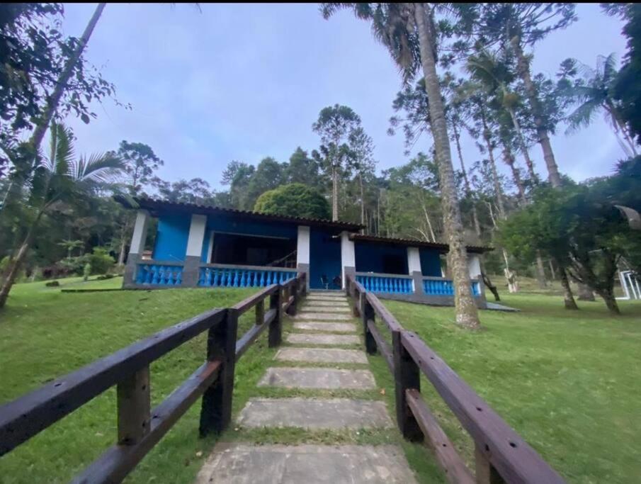 Casa de campo agradável com piscina, parquinho, lago, riacho, quadra, sinuca e mais!