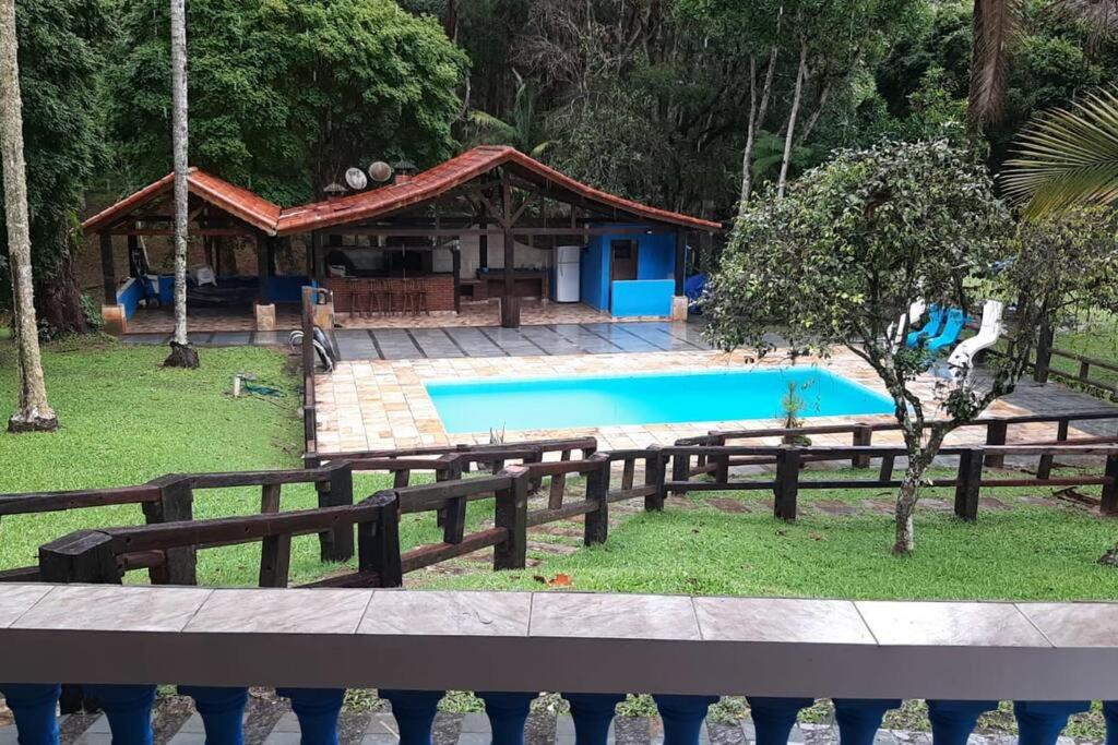 Casa de campo agradável com piscina, parquinho, lago, riacho, quadra, sinuca e mais!