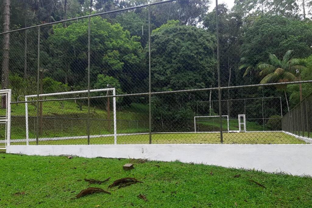 Casa de campo agradável com piscina, parquinho, lago, riacho, quadra, sinuca e mais!