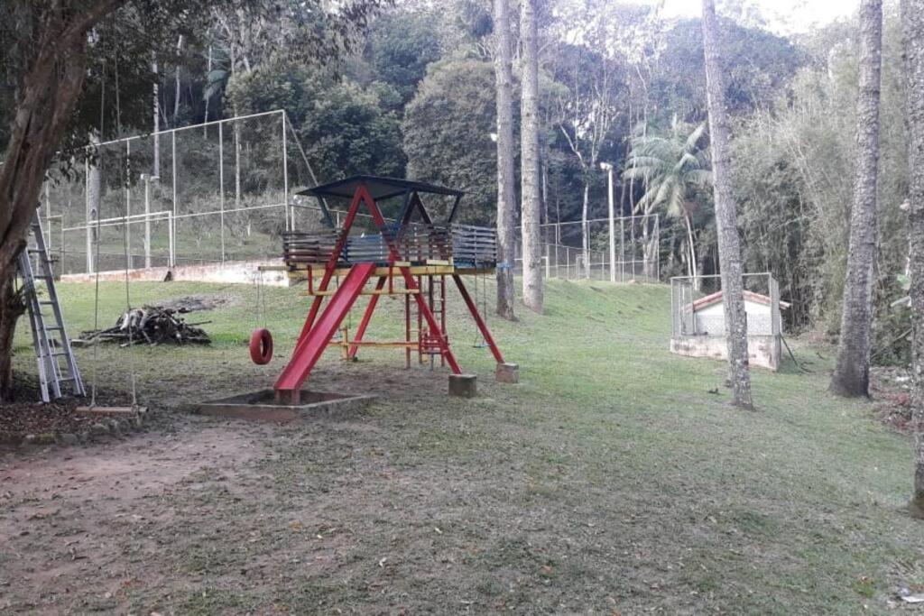 Casa de campo agradável com piscina, parquinho, lago, riacho, quadra, sinuca e mais!