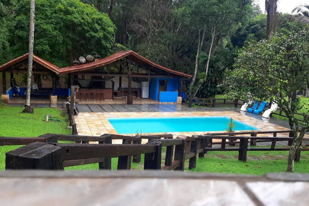 Casa de campo agradável com piscina, parquinho, lago, riacho, quadra, sinuca e mais!