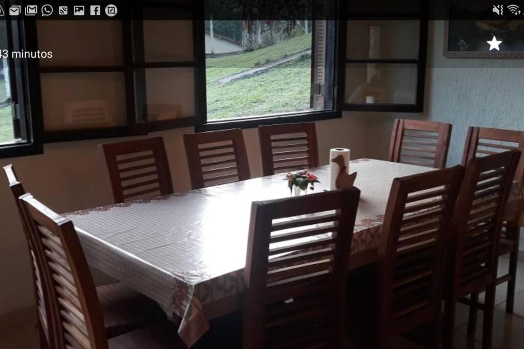 Casa de campo agradável com piscina, parquinho, lago, riacho, quadra, sinuca e mais!