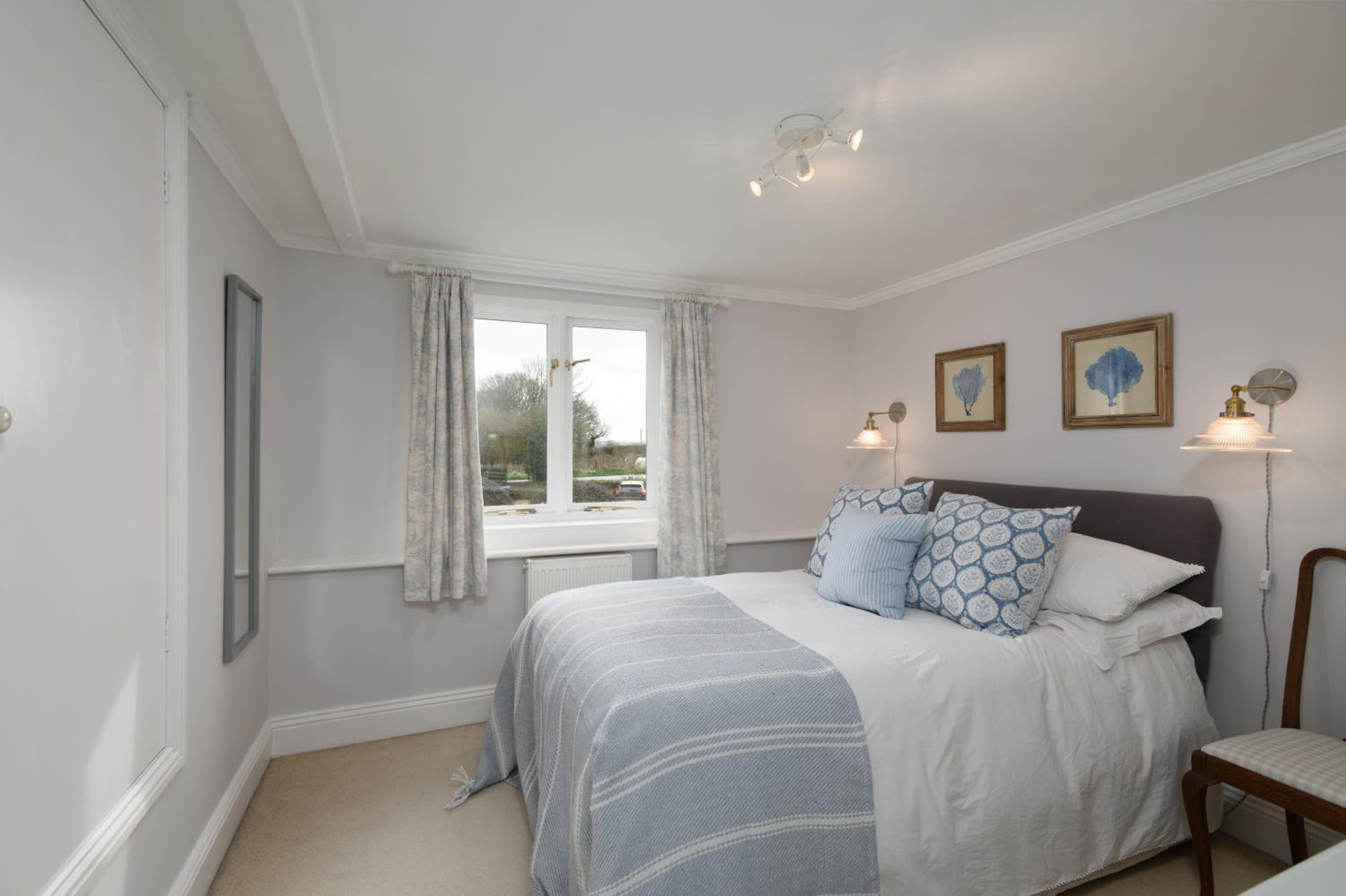 Charming Barn Retreat Near Pewsey & Woodborough view 4