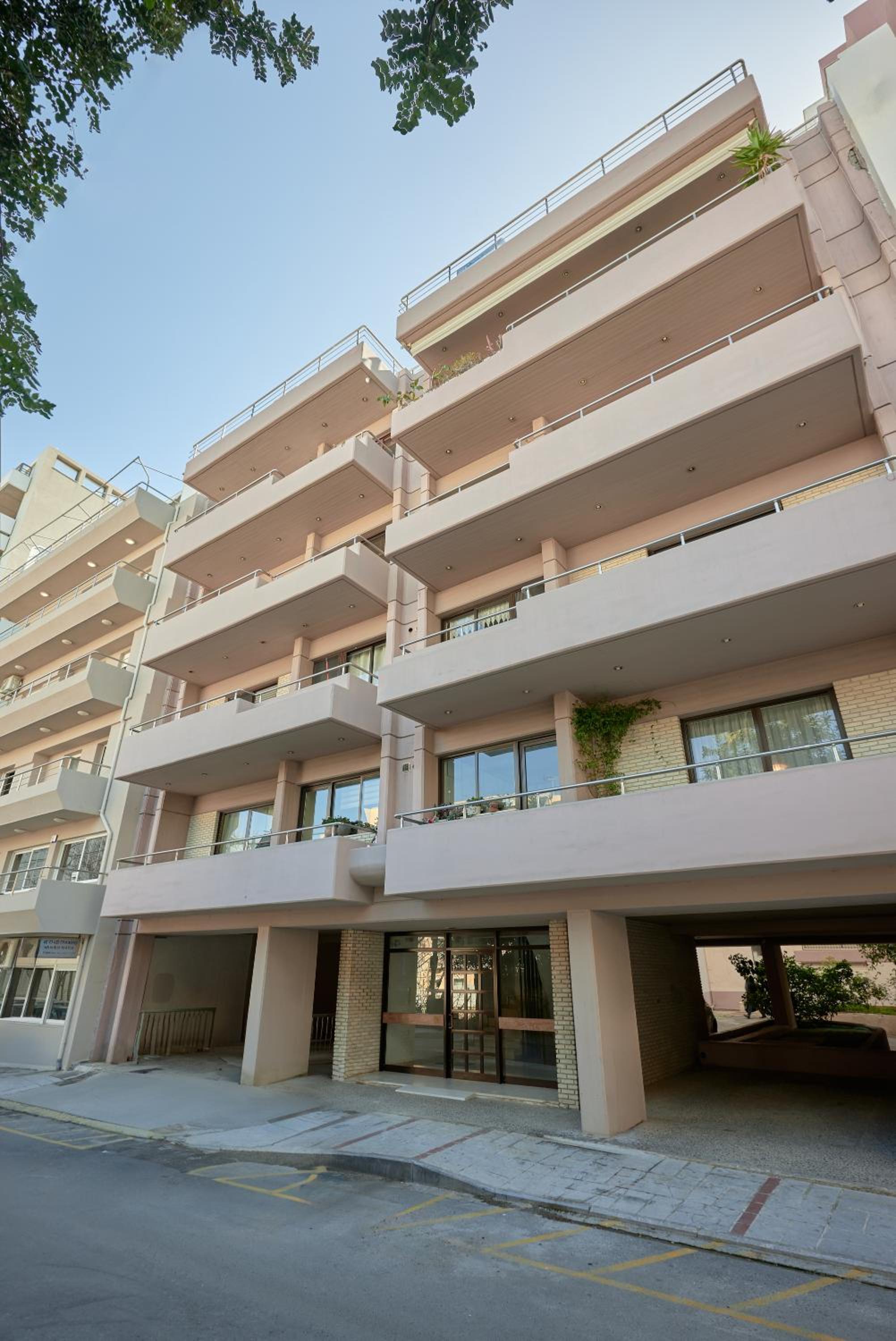 Elegant Family Apartment with free private parking