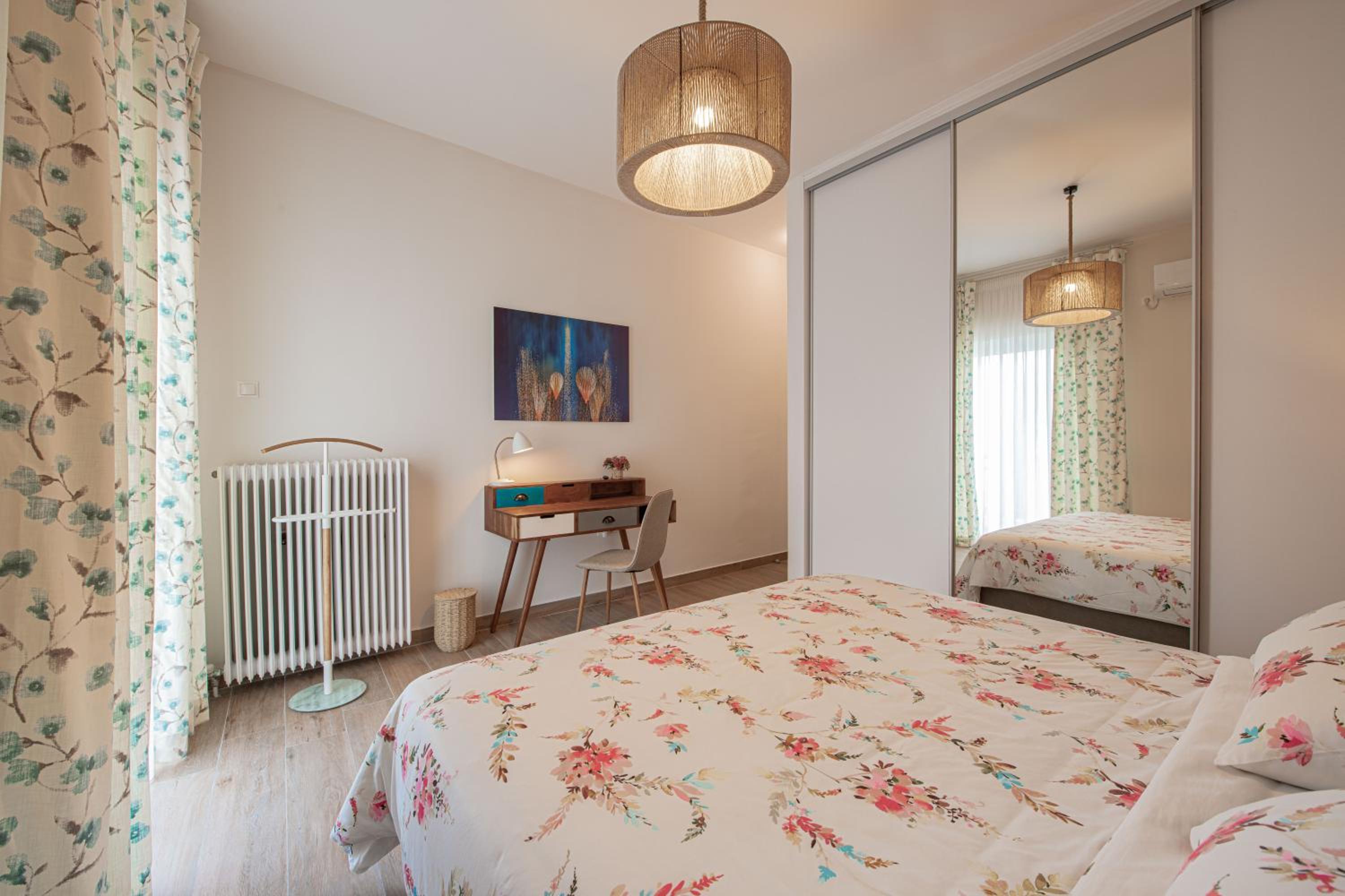 Artsy Spacious Cozy Apartment in Glyfada Center