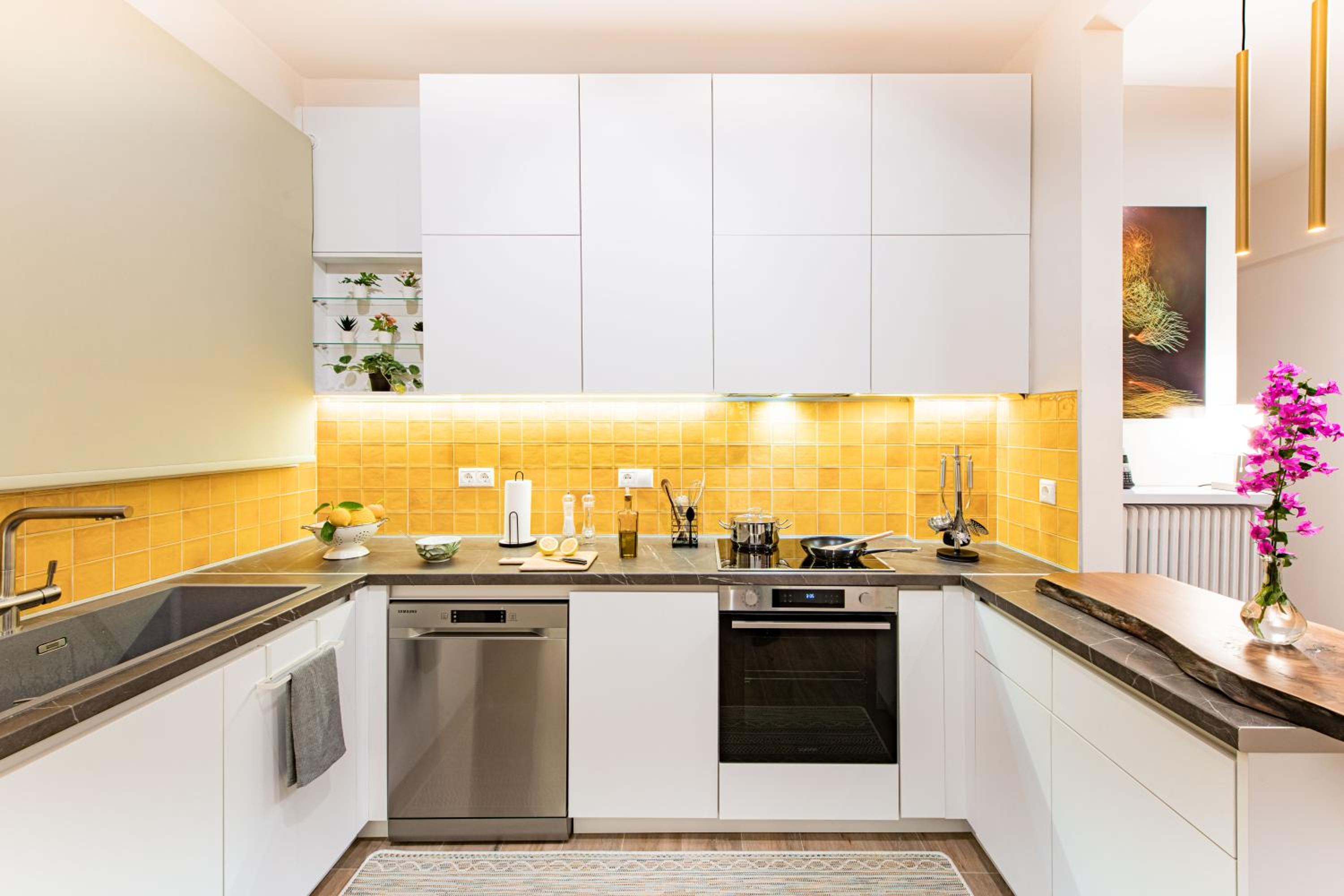 Artsy Spacious Cozy Apartment in Glyfada Center