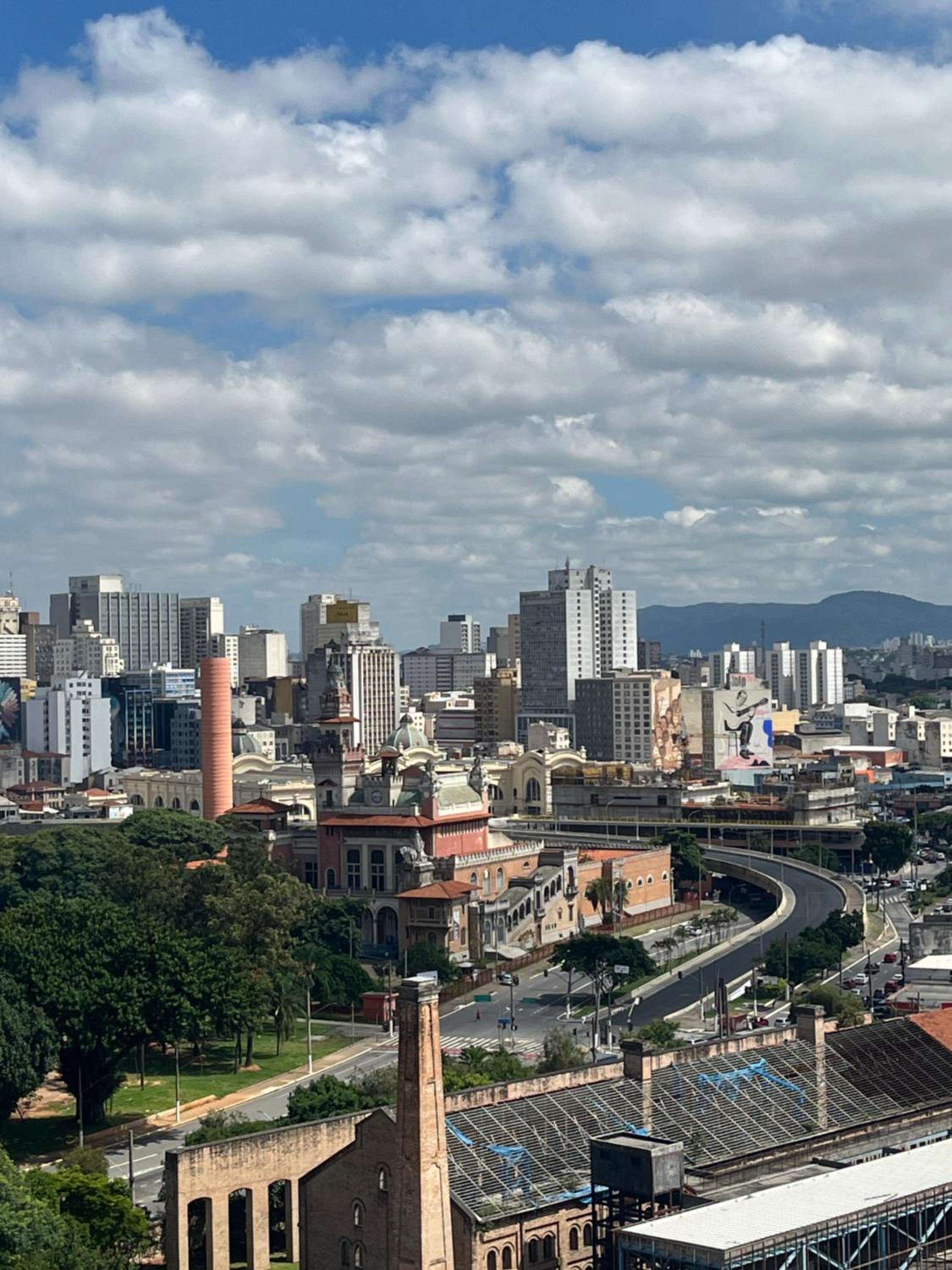 Orange One - No Brás com varanda e estacionamento incluso