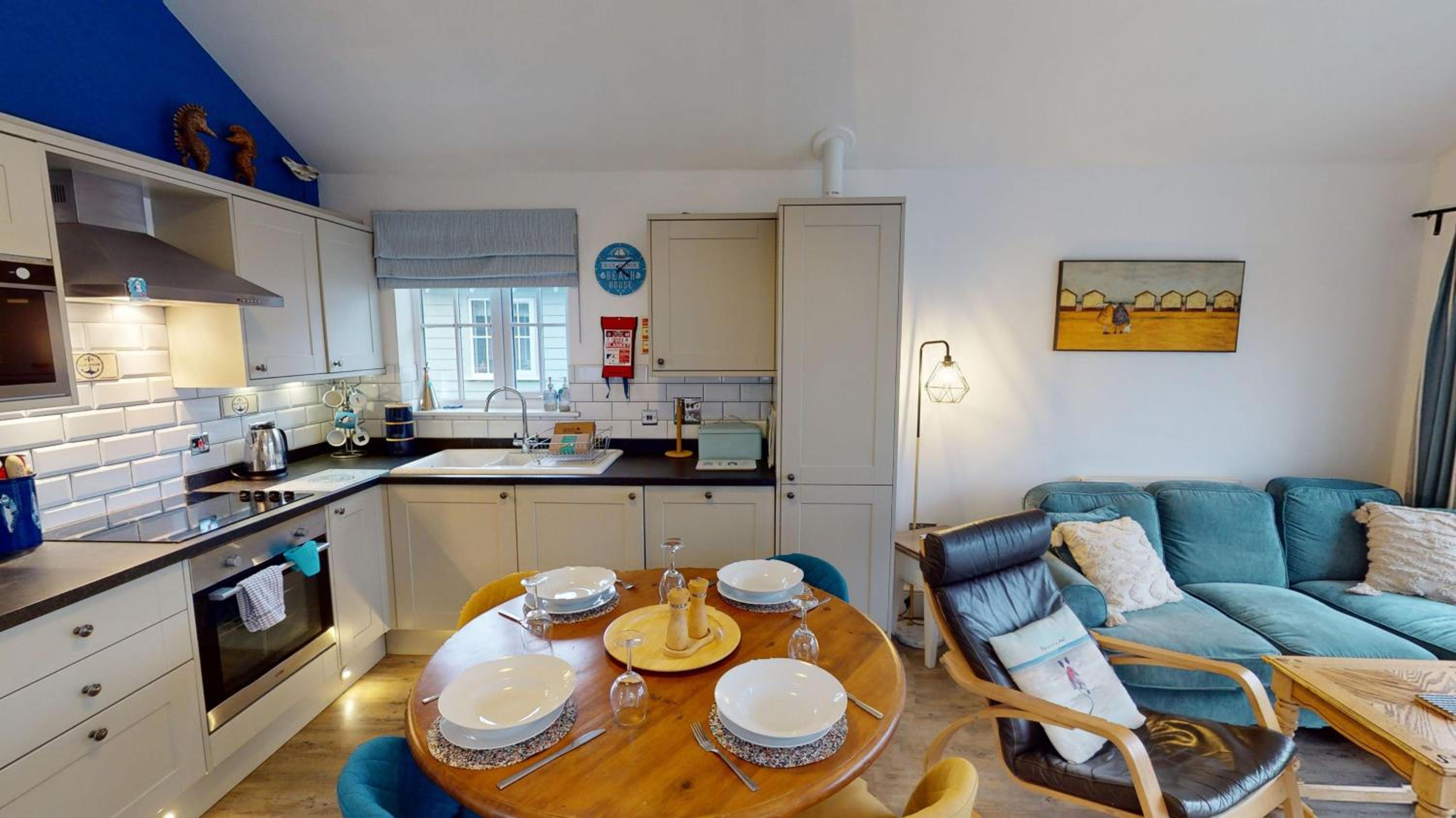 The Blue Anchor, The Bay, 2 bedrooms with ensuites, parking for 2 cars, 2 dogs welcome