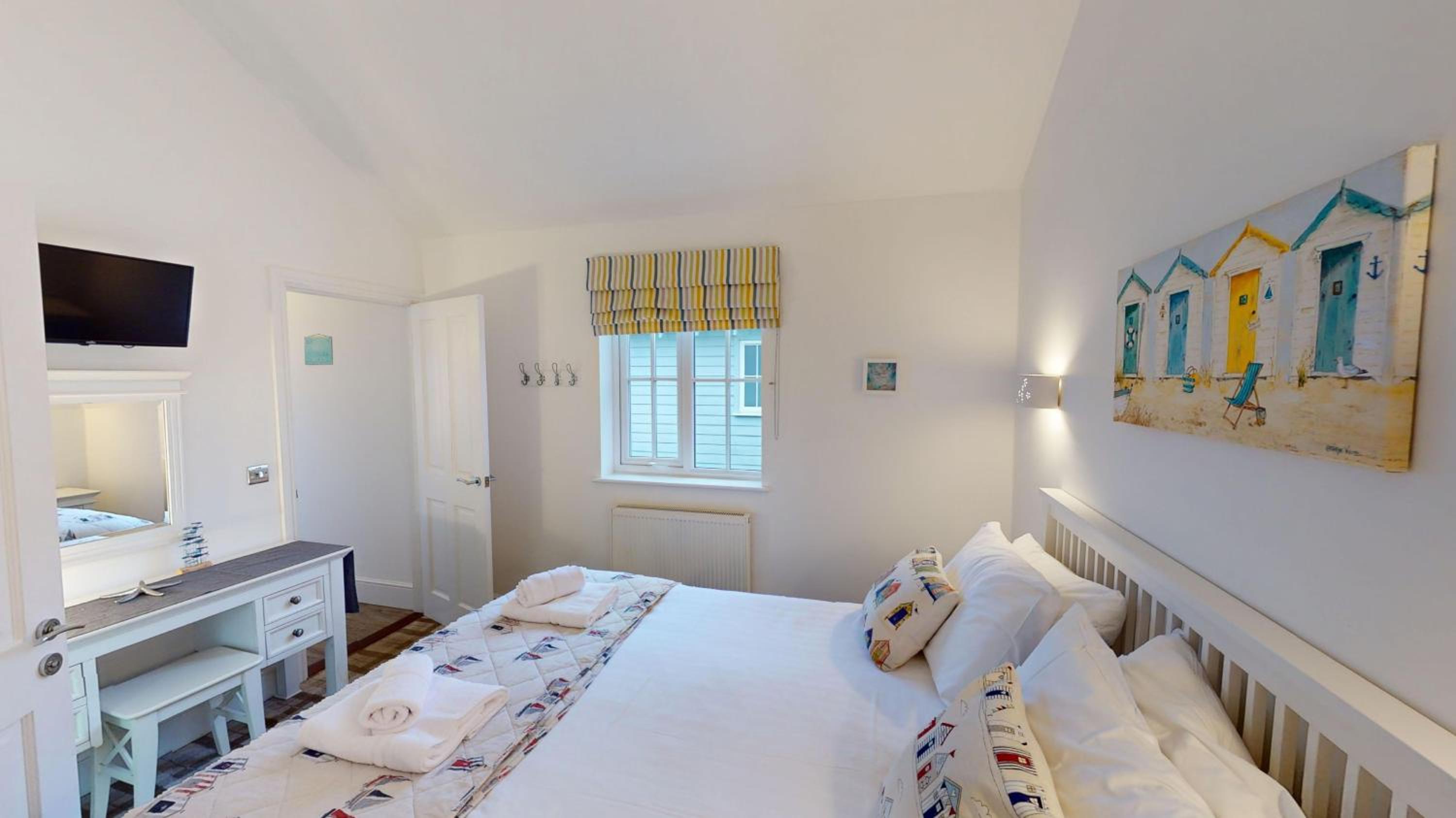 The Blue Anchor, The Bay, 2 bedrooms with ensuites, parking for 2 cars, 2 dogs welcome