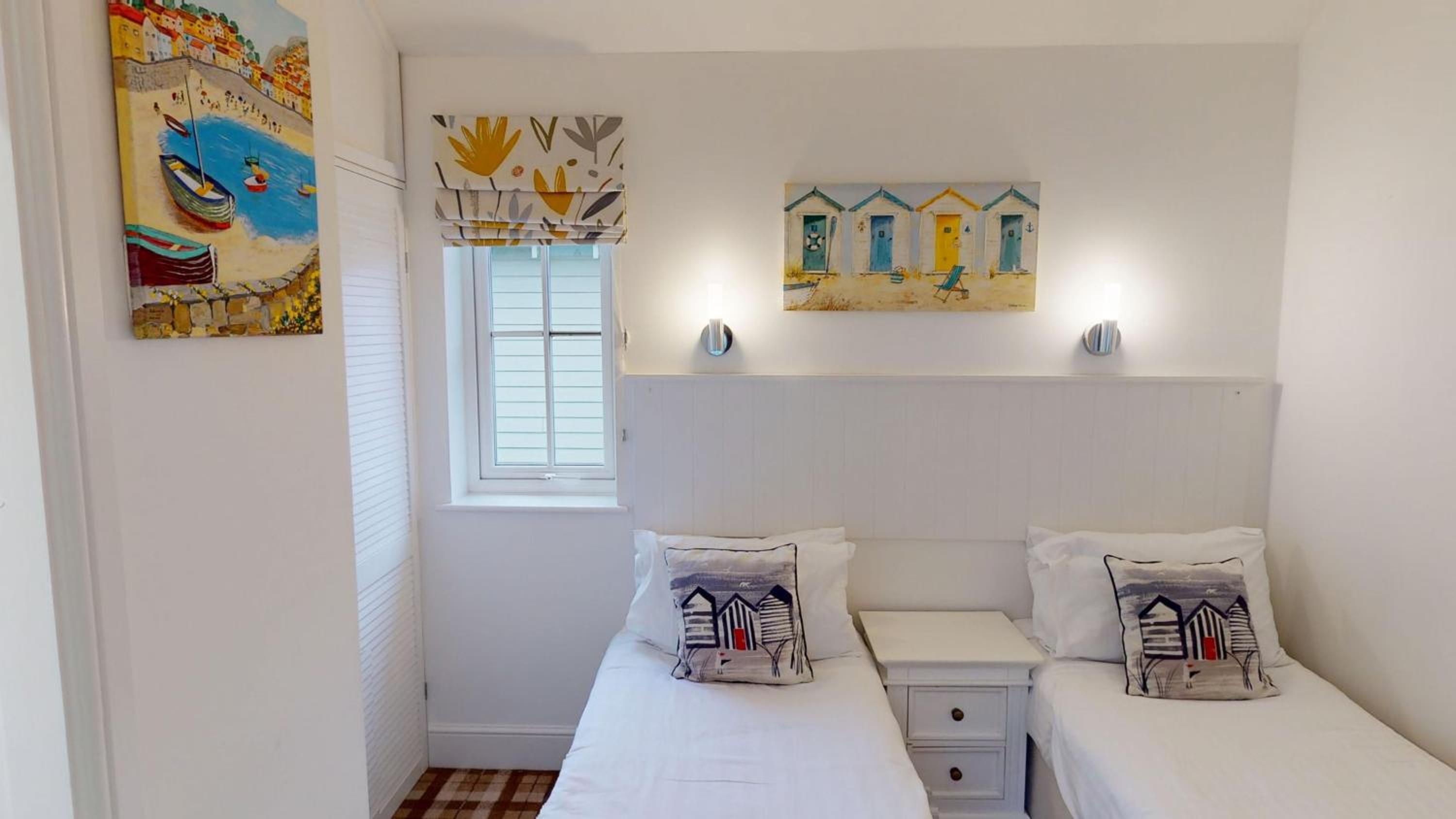The Blue Anchor, The Bay, 2 bedrooms with ensuites, parking for 2 cars, 2 dogs welcome
