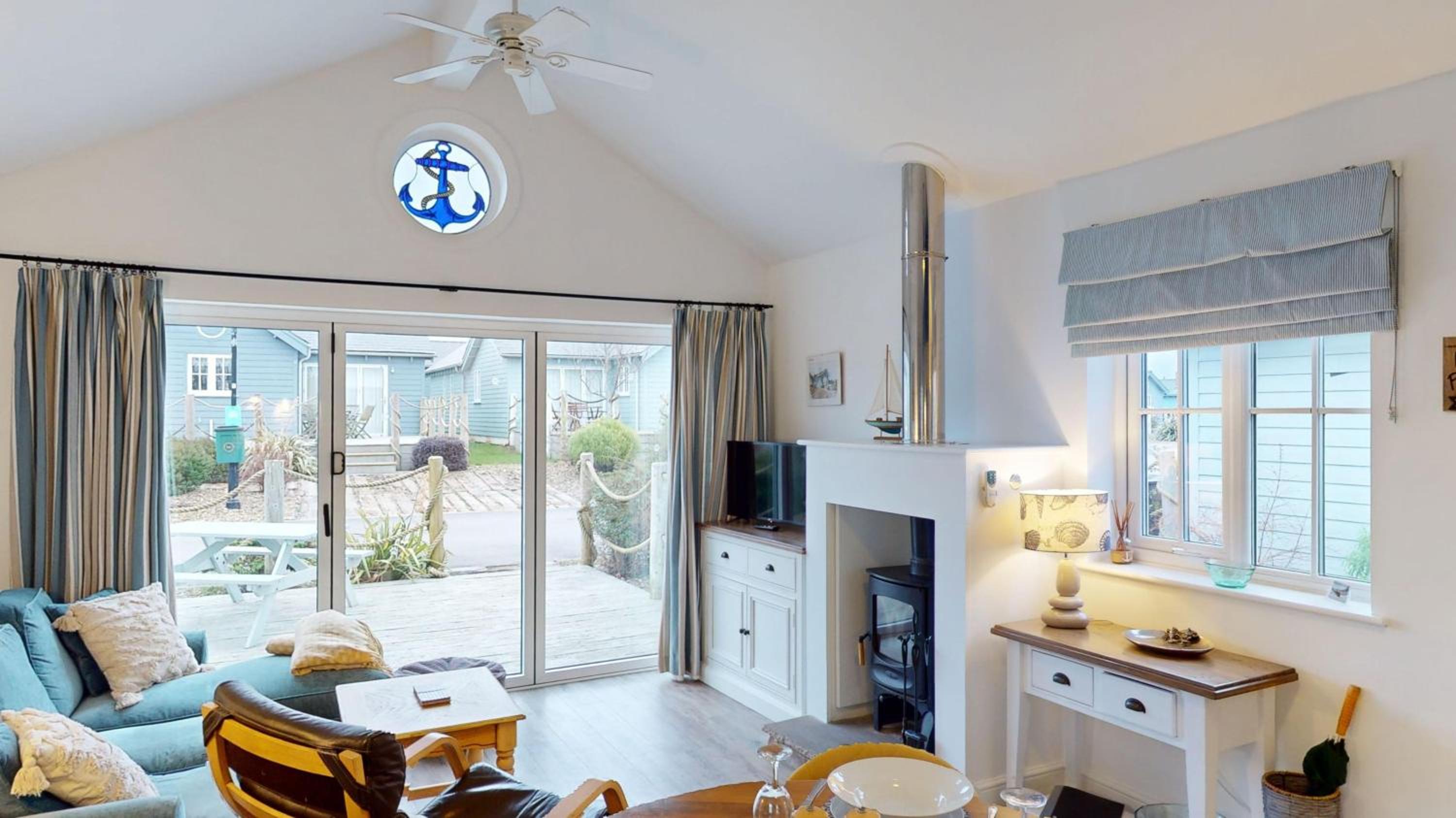 The Blue Anchor, The Bay, 2 bedrooms with ensuites, parking for 2 cars, 2 dogs welcome